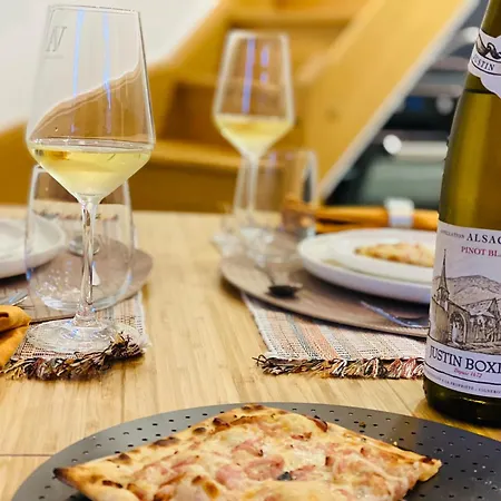 Des Epicurieux : Rando, Vin Et Belles Tables アパート